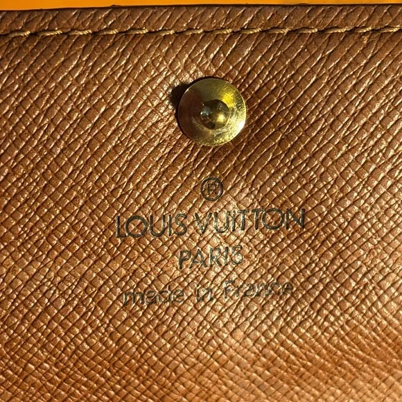 AUTHENTIC LOUIS VUITTON Vintage LV Monogram Sarah Wallet. - Picture 6 of 16